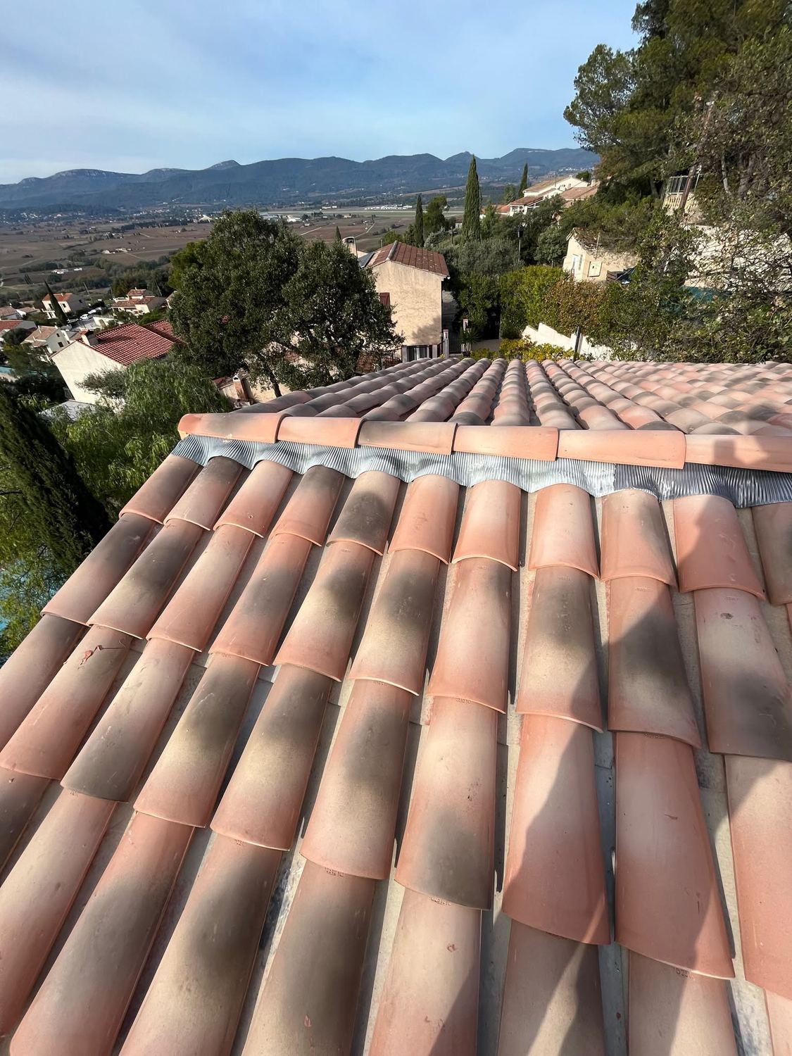 Tuiles canal reposées face aux collines de l'Hérault