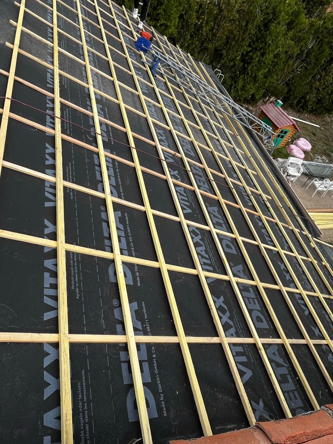 Écran sous toiture et liteaux neufs pendant une rénovation