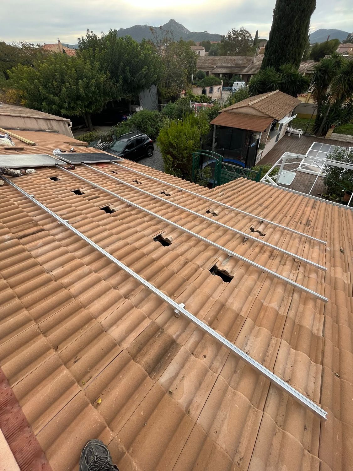 Versant en tuiles canal en cours d'intervention