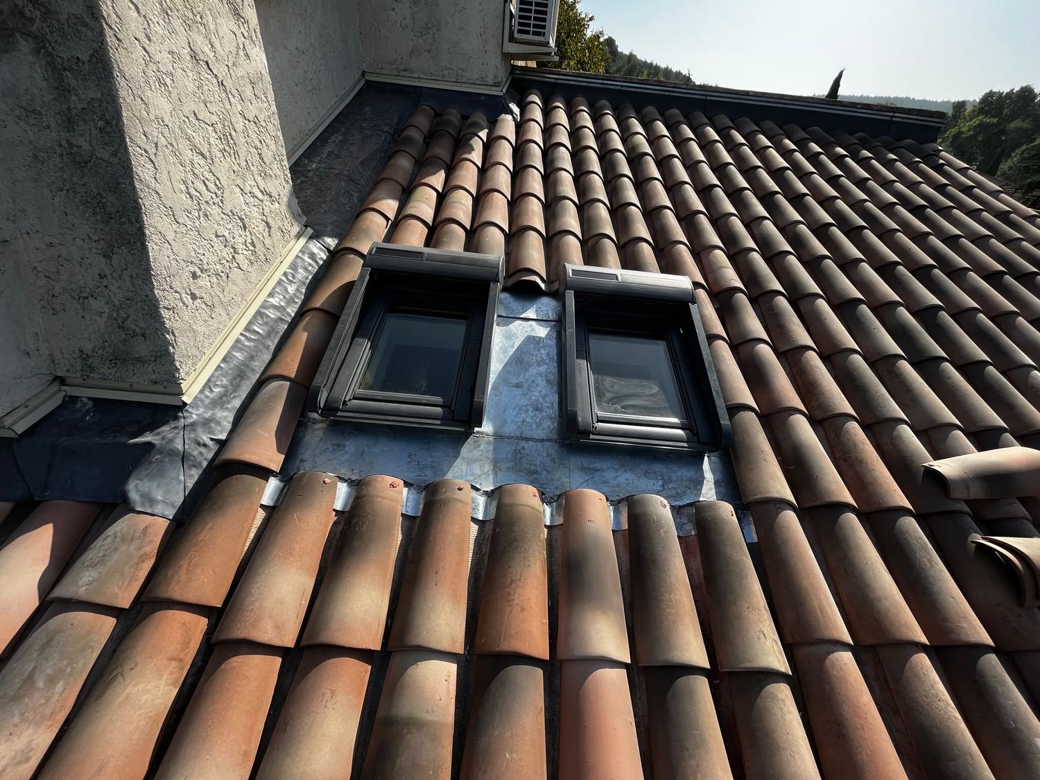 Velux intégrés à une couverture en tuiles canal